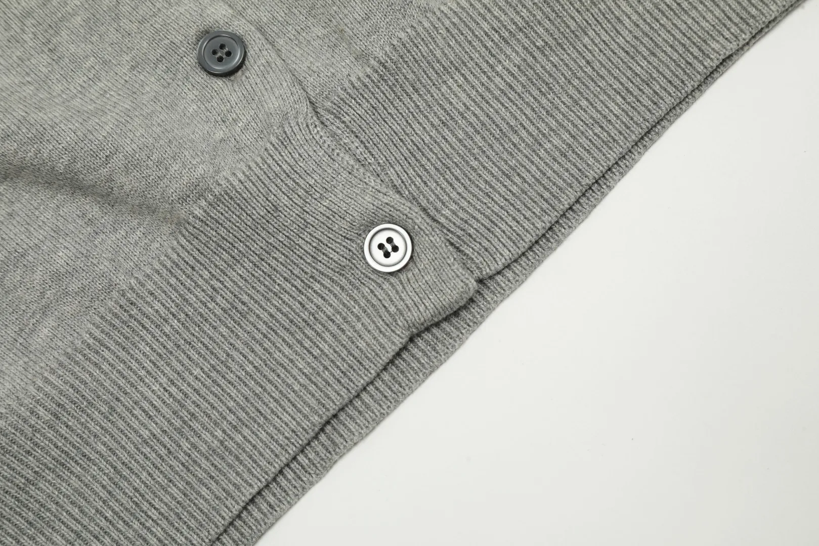 🅿️190 "Top Quality" Style Number: DS010# [Ralph Lauren Solid Color Round Neck Basic Pony Embroidered Logo Knitted Cardigan Long Sleeve] ✅Ralph Lauren Classic Basic Versatile Jersey Cardigan Long Sleeve Small Jacket ✅Main supplier of platform live broadcast wholesale entities ✅ZP quality 1:1 pattern making Scan the code to enter the GF website Counter quality ✅Details and quality The only one in Guangzhou Imported quality cotton yarn Mainly high-end Cost-effective, good quality, no need to say more ✅The version is restored to the original, loose, comfortable and stress-free, simple is high-end, classic is timeless ✅The upper body is simple and easy to match, a must-have for goddess ootd. Good-looking clothes are never picky. A must-have in the goddess’ wardrobe. Size: S-XL Color: Off-white, light blue, pink, khaki, army green, gray, navy, black, Chinese red, mint green